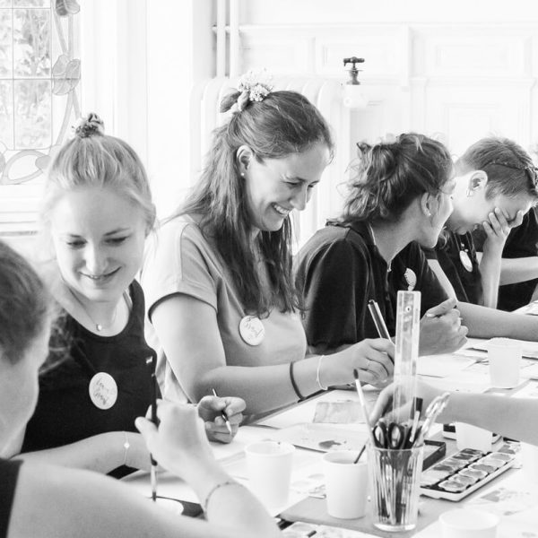 Frauen gestalten im Polter-Workshop kreative Kunstwerke im Atelier AndreArt in St. Gallen.
